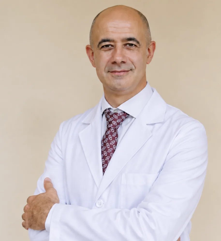 Retrato del Dr. José E. García Rellán, traumatólogo especialista en cirugía de cadera, con bata blanca y brazos cruzados